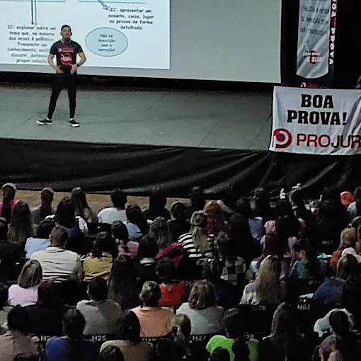 Palco de evento da PROJUR com faixa Boa Prova