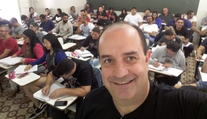 Professor e turma em sala de aula da PROJUR