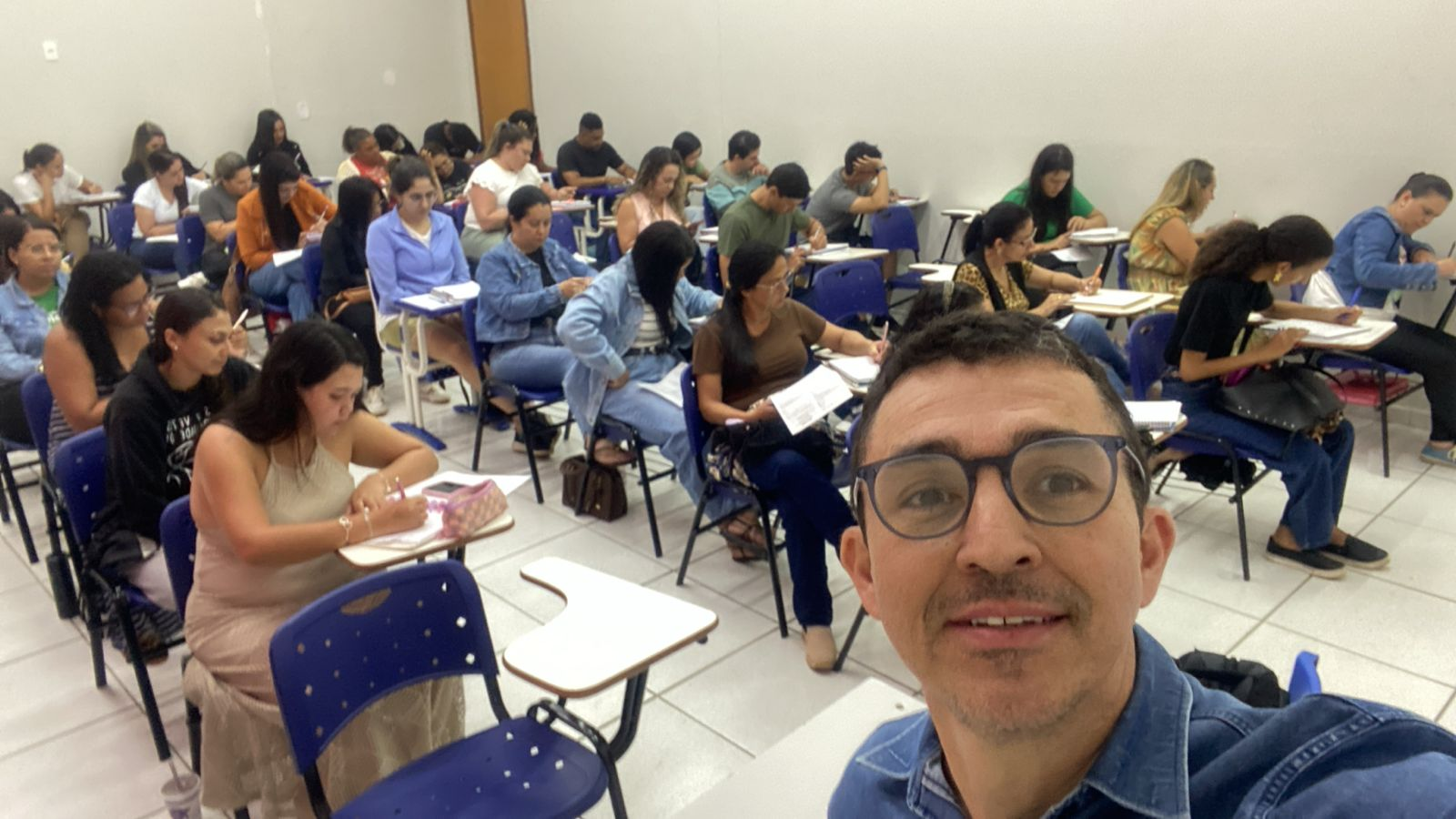 Professor da PROJUR com uma turma em sala de aula